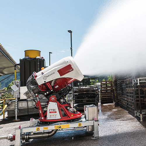 EmiControls FT10E Staubbindemaschine im Außeneinsatz mit Sprühnebel