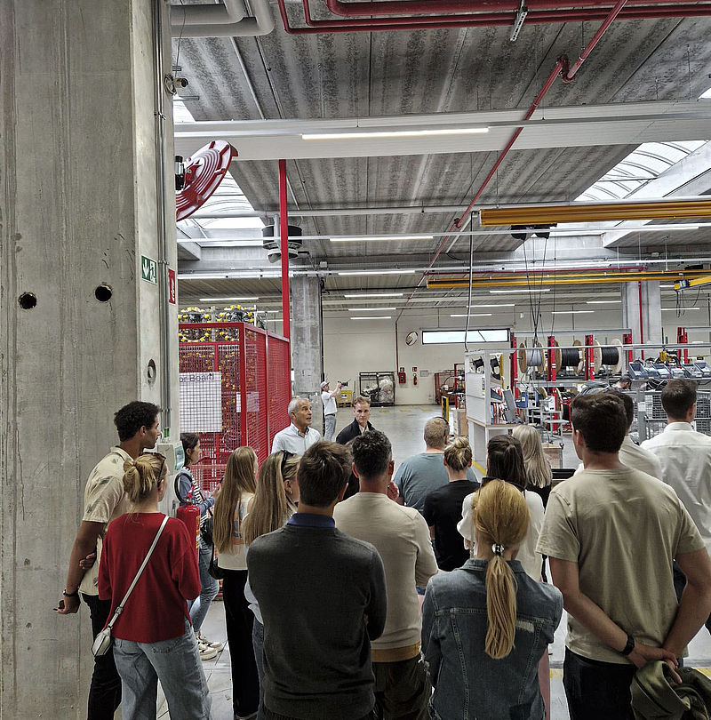 Besuchergruppe bei Werksführung in TechnoAlpin Produktionshalle