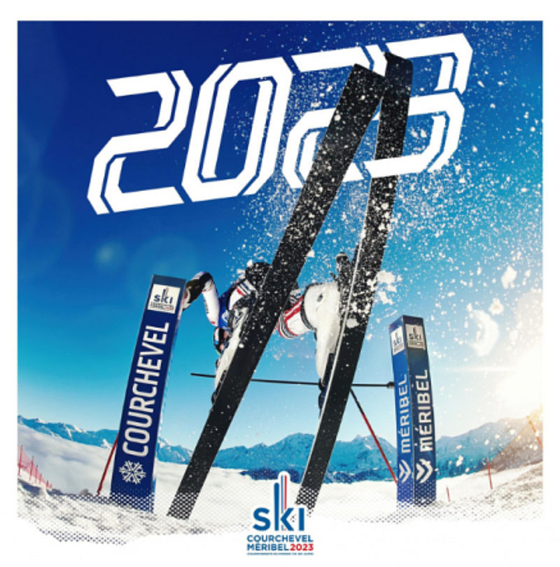 Werbegrafik zur Ski-WM Courchevel Méribel 2023 mit stürzendem Skirennläufer und Jahreszahl vor Bergpanorama