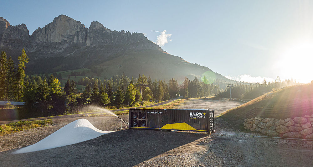 Container SnowFactory Polar produce cumulo di neve all'alba con le Dolomiti sullo sfondo