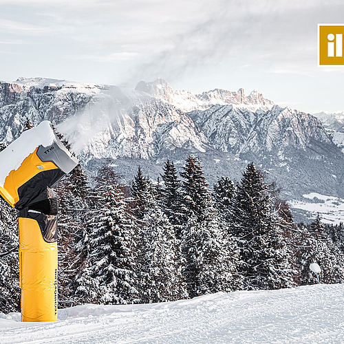TechnoAlpin TT10 in funzione su pista invernale con Dolomiti sullo sfondo e premio iF Gold Award 2022
