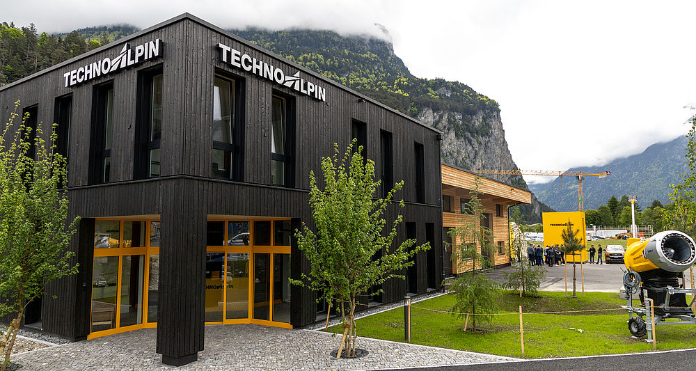 TechnoAlpin Schattdorf Eröffnung: Außenansicht des neuen Gebäudes mit Festgesellschaft