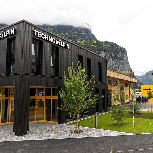 TechnoAlpin Schattdorf Eröffnung: Außenansicht des neuen Gebäudes mit Festgesellschaft