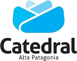 Catedral Alta Patagonia Logo des Skigebiets in Argentinien mit blauem Bergsymbol