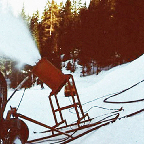 Historische Propeller-Schneekanone auf Schlittenkufen, frühe Beschneiungstechnik