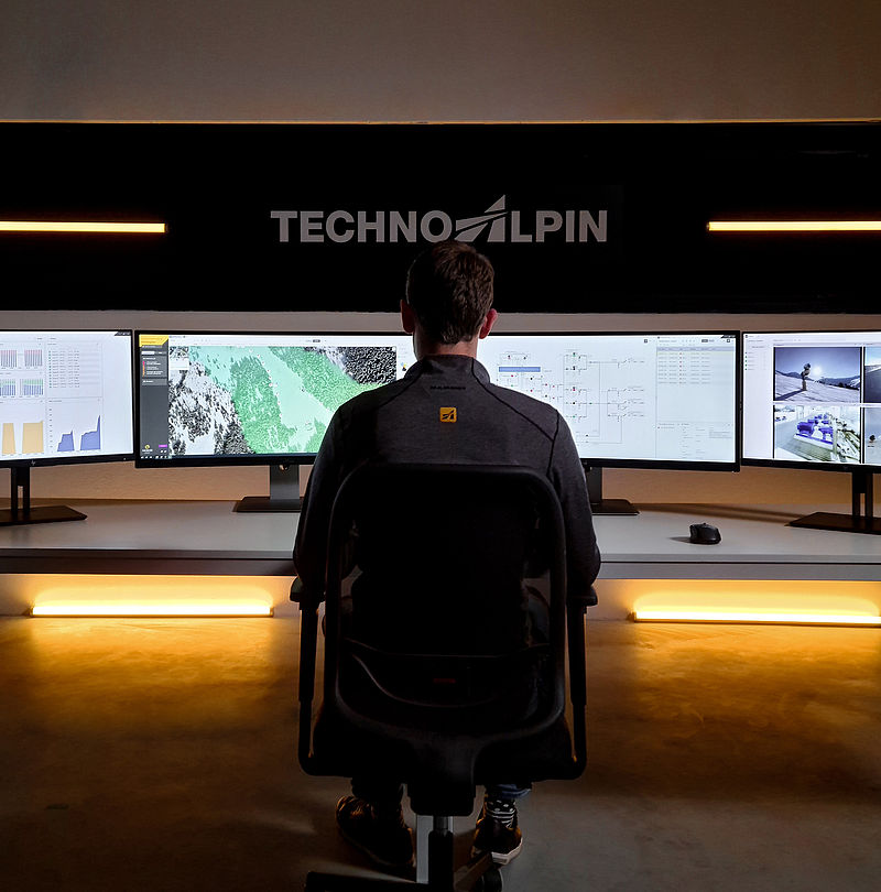 TechnoAlpin Leitstand mit Mitarbeiter vor Monitoren zur Steuerung der Beschneiungsanlage