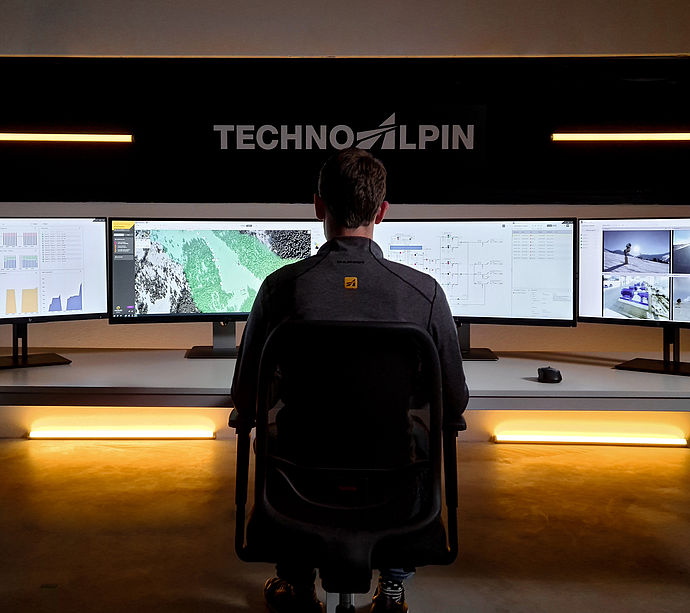 TechnoAlpin Leitstand mit Mitarbeiter vor Monitoren zur Steuerung der Beschneiungsanlage