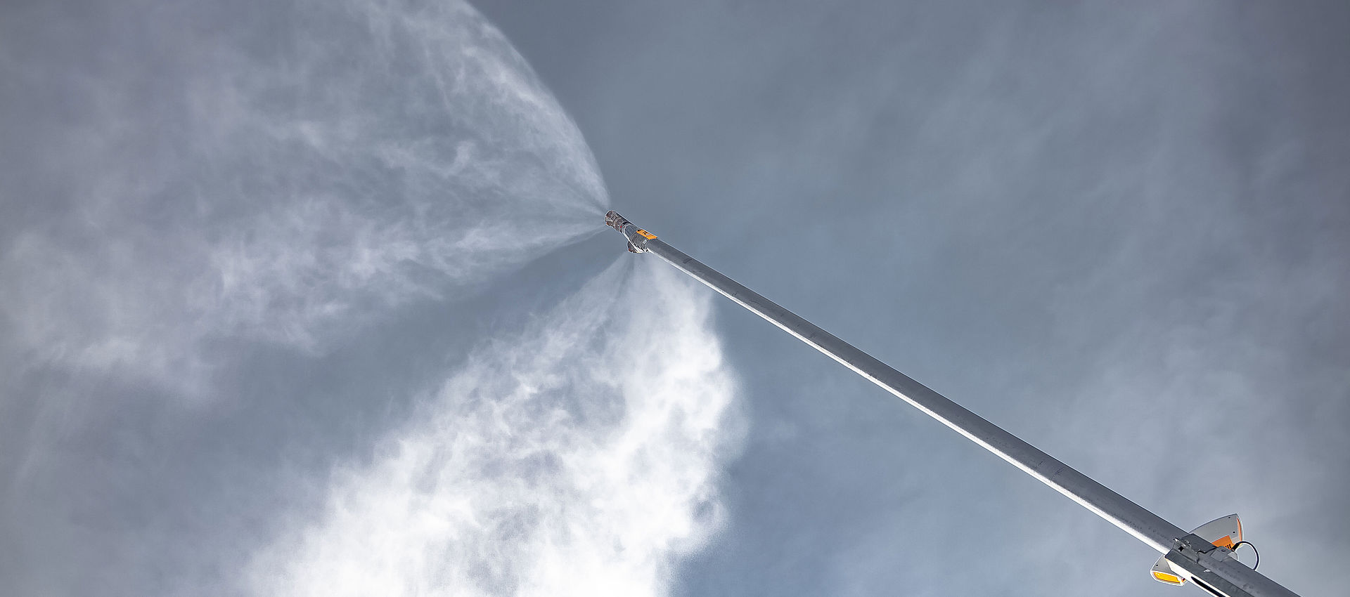 TL8-DH Doppellanze versprüht Schneefächer vor Himmel