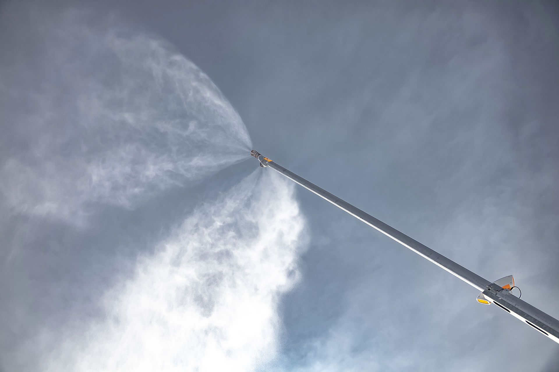 TL8-DH Doppellanze versprüht Schneefächer vor Himmel