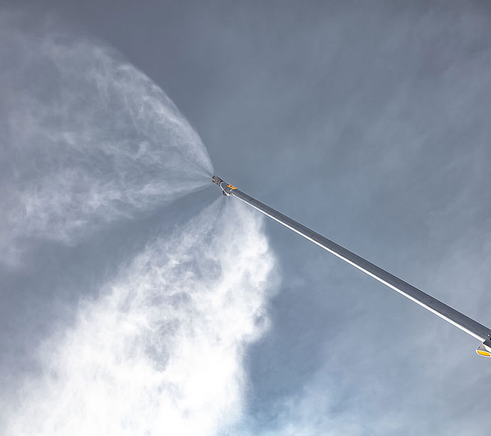 TL8-DH Doppellanze versprüht Schneefächer vor Himmel
