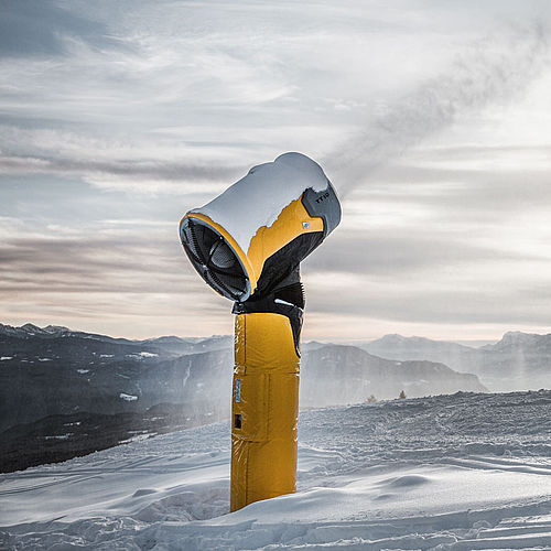 TechnoAlpin Schneeerzeuger TT10 auf Turm in winterlicher Berglandschaft