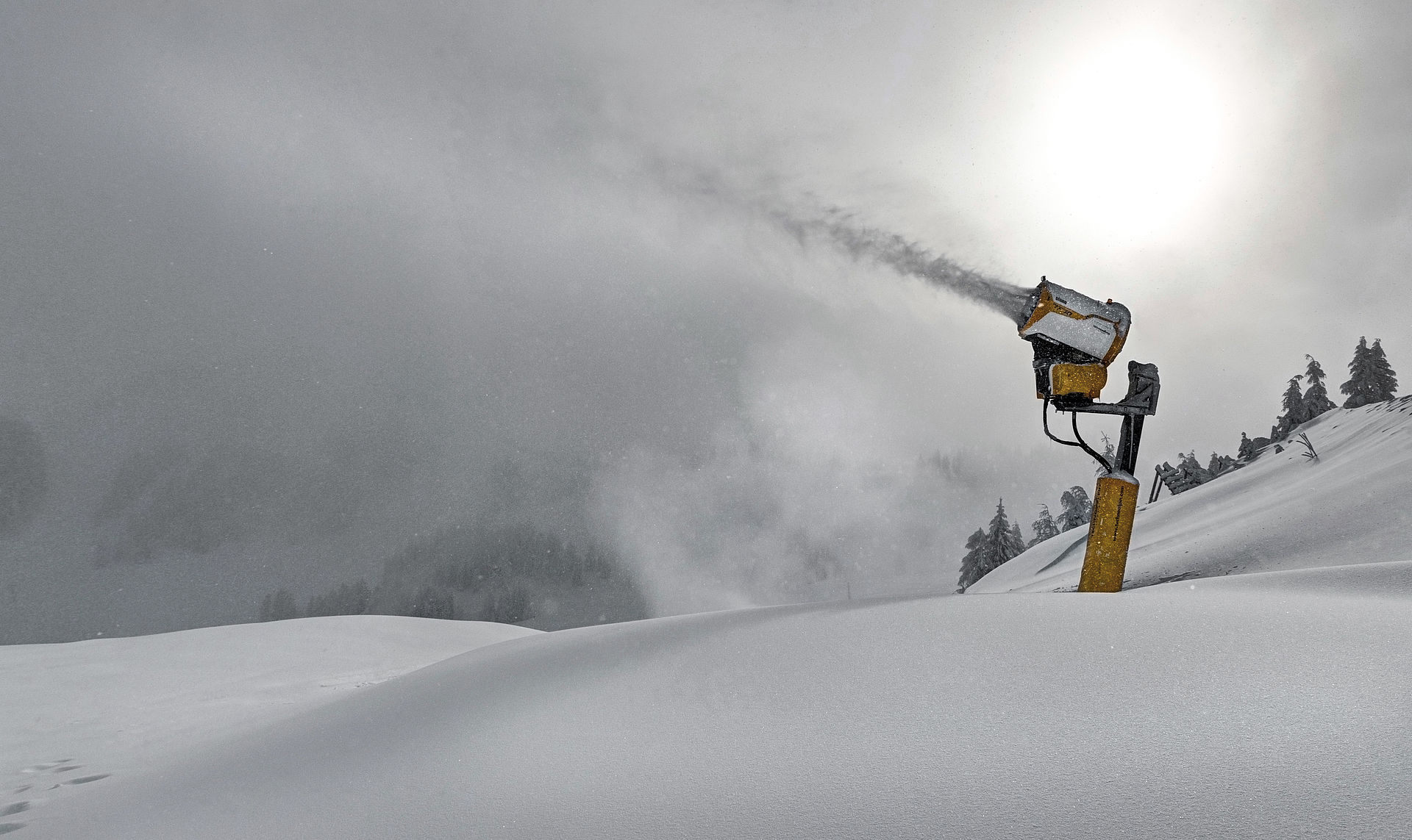 TF10 Schneeerzeuger im Einsatz auf der Skipiste bei Schneeproduktion