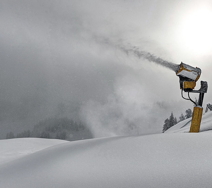 TF10 Schneeerzeuger im Einsatz auf der Skipiste bei Schneeproduktion