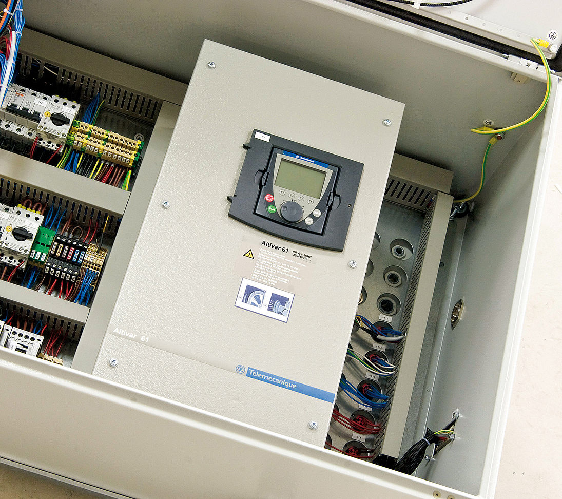 Quadro elettrico con inverter Altivar 61 per il controllo del generatore di neve