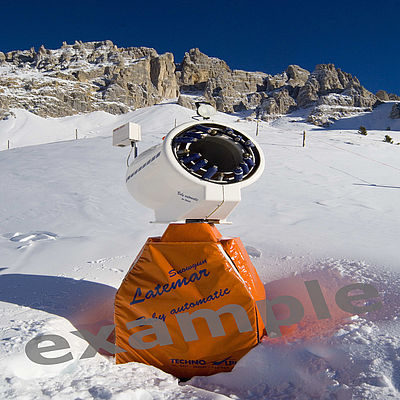 TechnoAlpin Baby Automatic Schneekanone im verschneiten Skigebiet vor Felskulisse