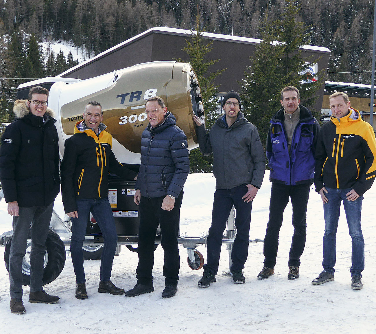 TechnoAlpin Team präsentiert die 3000. TR8 Schneekanone im Skigebiet