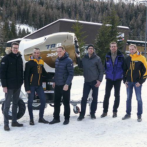 TechnoAlpin Team präsentiert die 3000. TR8 Schneekanone im Skigebiet