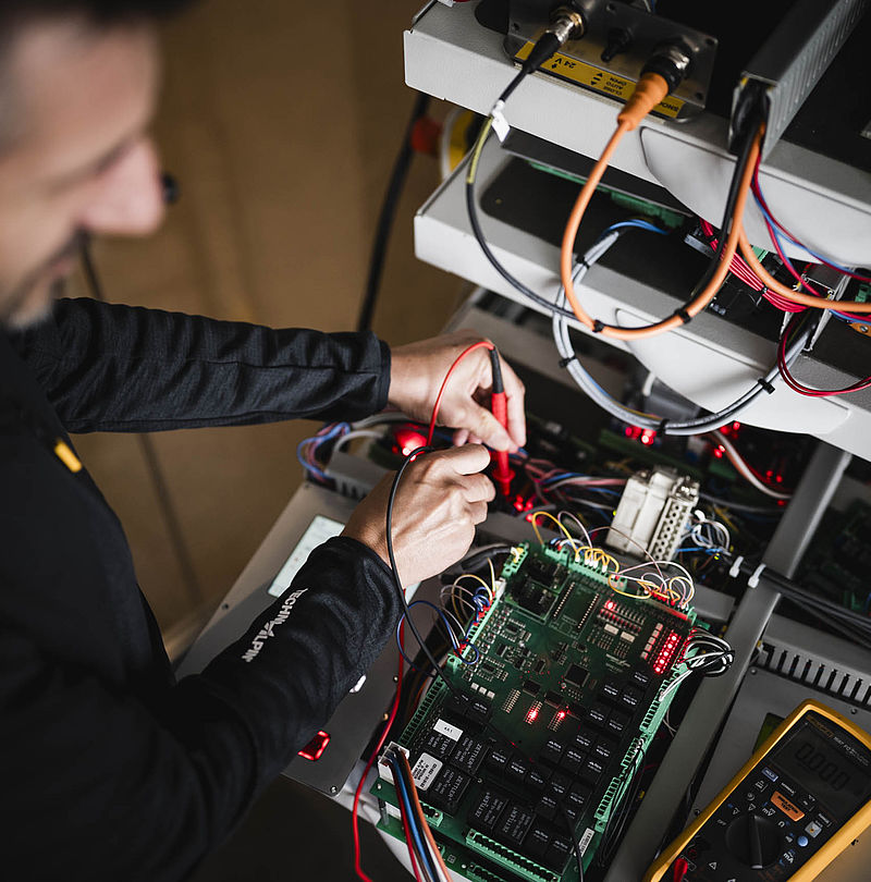  Elektronische Komponenten werden sorgfältig geprüft und gemessen.