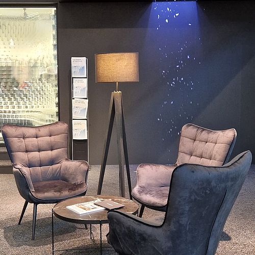 TechnoAlpin SnowSky Messelounge mit Samtsessel und Kunstschneefall aus Deckeneinheit
