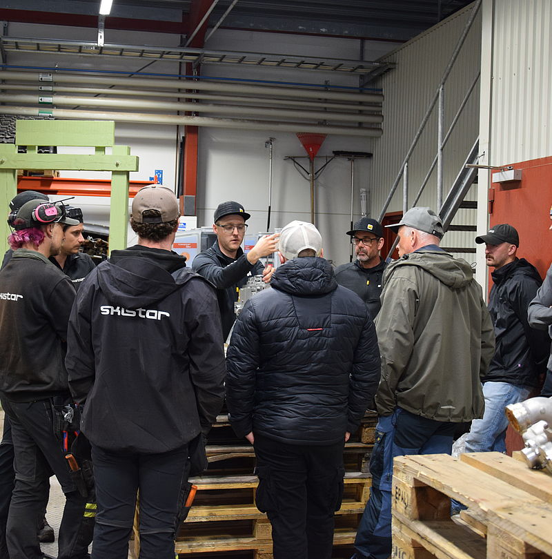 [Translate to USA:] Academy on Tour at the Lindvallen ski area: Hands-on training on components of a TechnoAlpin snow gun