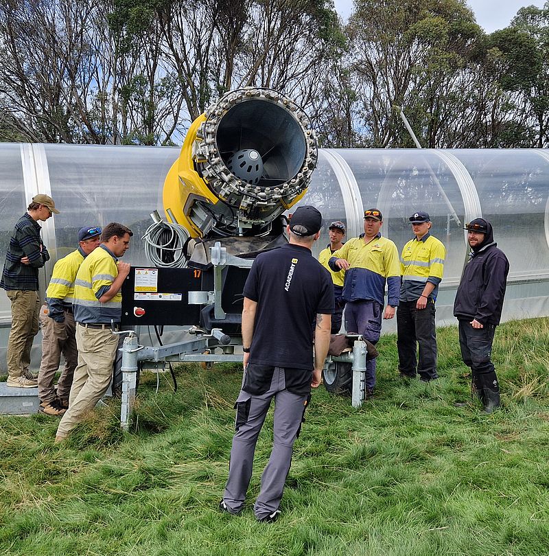 [Translate to USA:] Right next to the mobile TR snow gun, employees of Kosciuszko Thredbo Pty Ltd expand their snowmaking expertise.