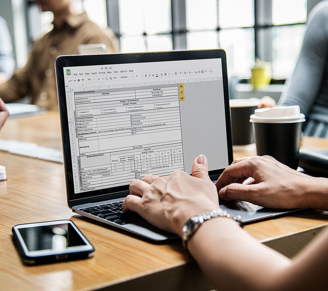 Person arbeitet am Laptop mit Tabellenkalkulation für Bestellverwaltung von Ersatzteilen