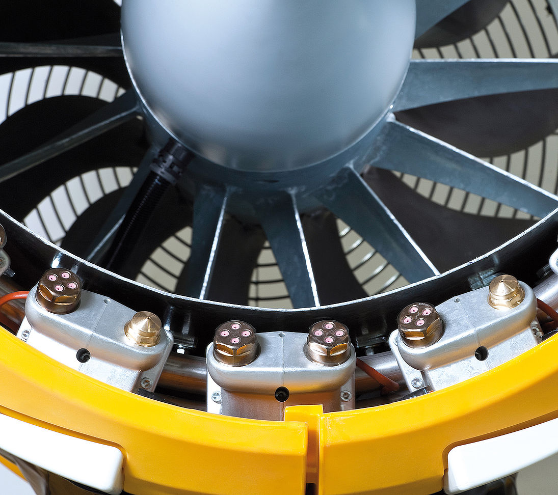 Couronne de buses avec nucléateurs devant la roue de ventilateur d'un enneigeur TechnoAlpin