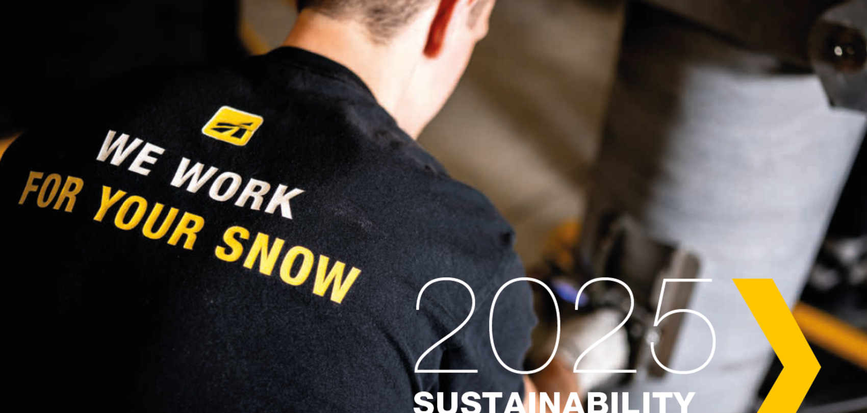 Cover Sustainability Interim Report 2025, Mitarbeiter mit We Work For Your Snow T-Shirt von hinten