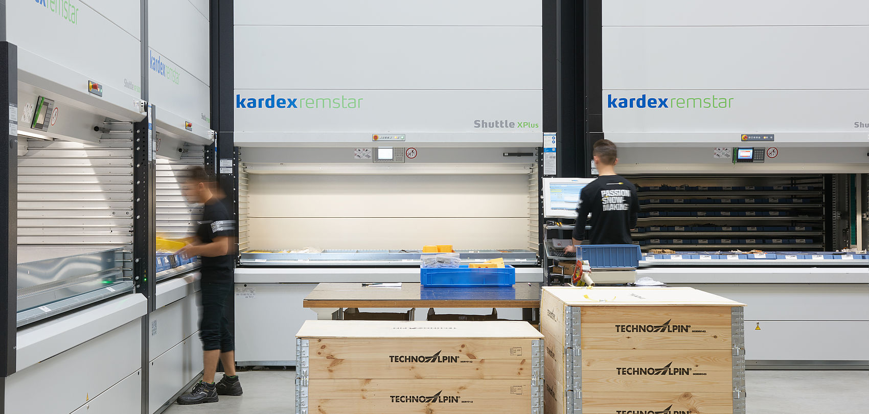 TechnoAlpin Mitarbeiter an Kardex Remstar Lagerautomaten beim Kommissionieren von Bauteilen
