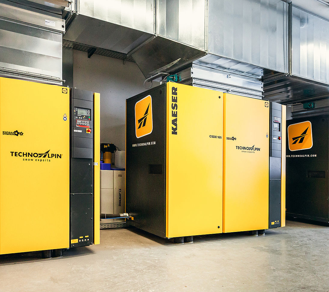 Kaeser Kompressoren mit TechnoAlpin Branding in einer Beschneiungszentrale
