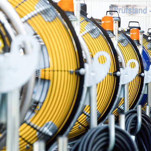 Schlauchhaspeln mit gelben Hochdruckschläuchen am Prüfstand von TechnoAlpin