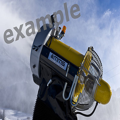 TechnoAlpin MMS Manual Mobile Snowgun von unten vor winterlichem Himmel fotografiert