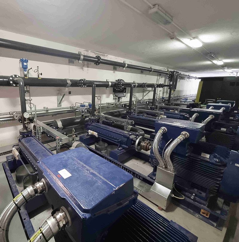 Pumpstation für Beschneiungsanlage mit Pumpen, Motoren und Rohrleitungen im Maschinenraum