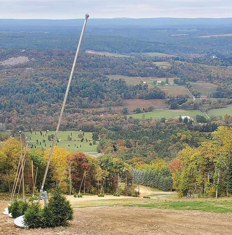 Vue d'ensemble Blue Mountain Canada avec équipements TechnoAlpin et pistes de ski hivernales
