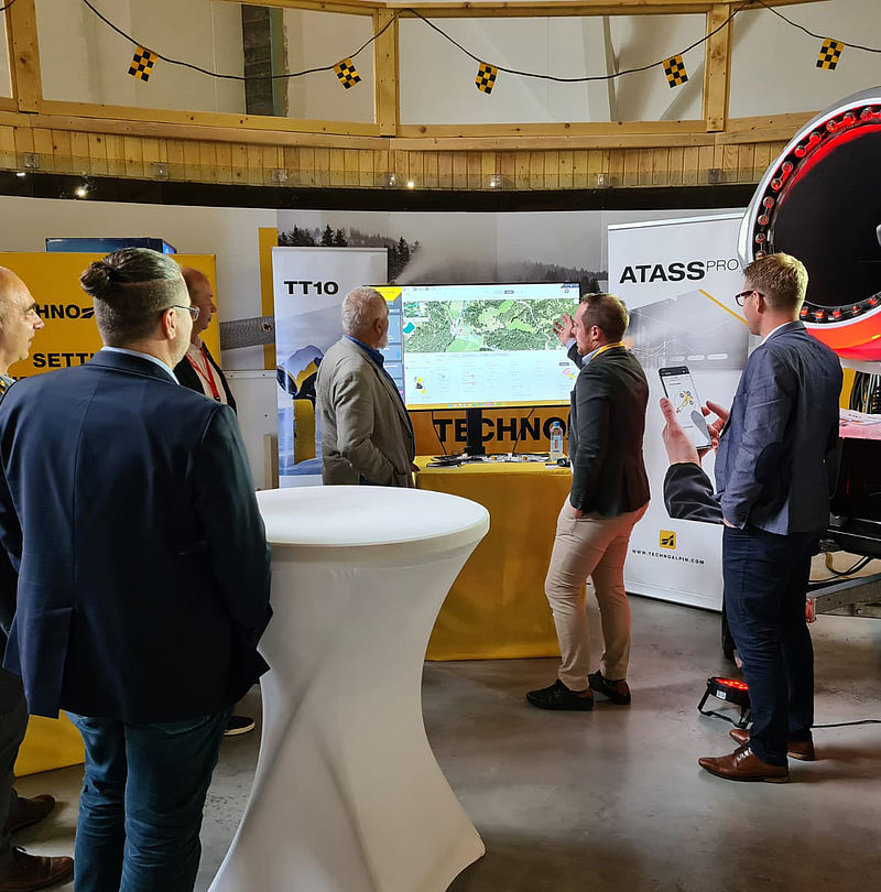 Manager allo stand TechnoAlpin con cannone da neve TT10 e presentazione ATASSPRO.
