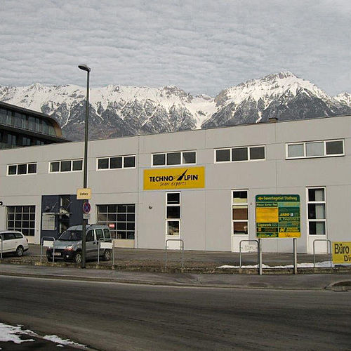 TechnoAlpin Niederlassung in Innsbruck mit verschneiten Alpen im Hintergrund