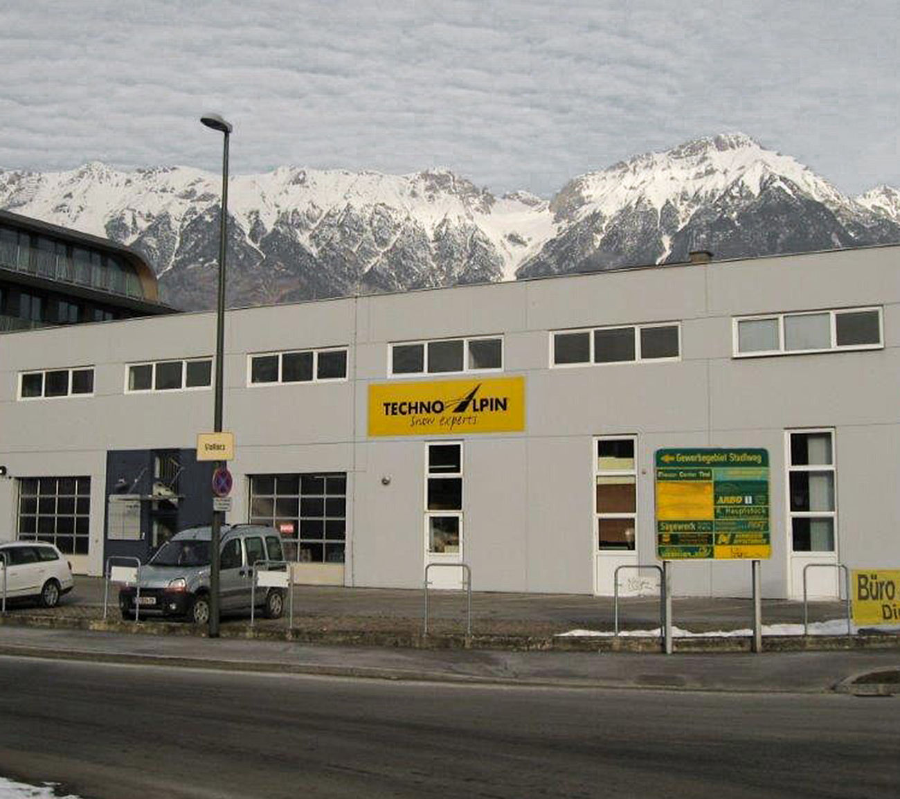 TechnoAlpin Niederlassung in Innsbruck mit verschneiten Alpen im Hintergrund