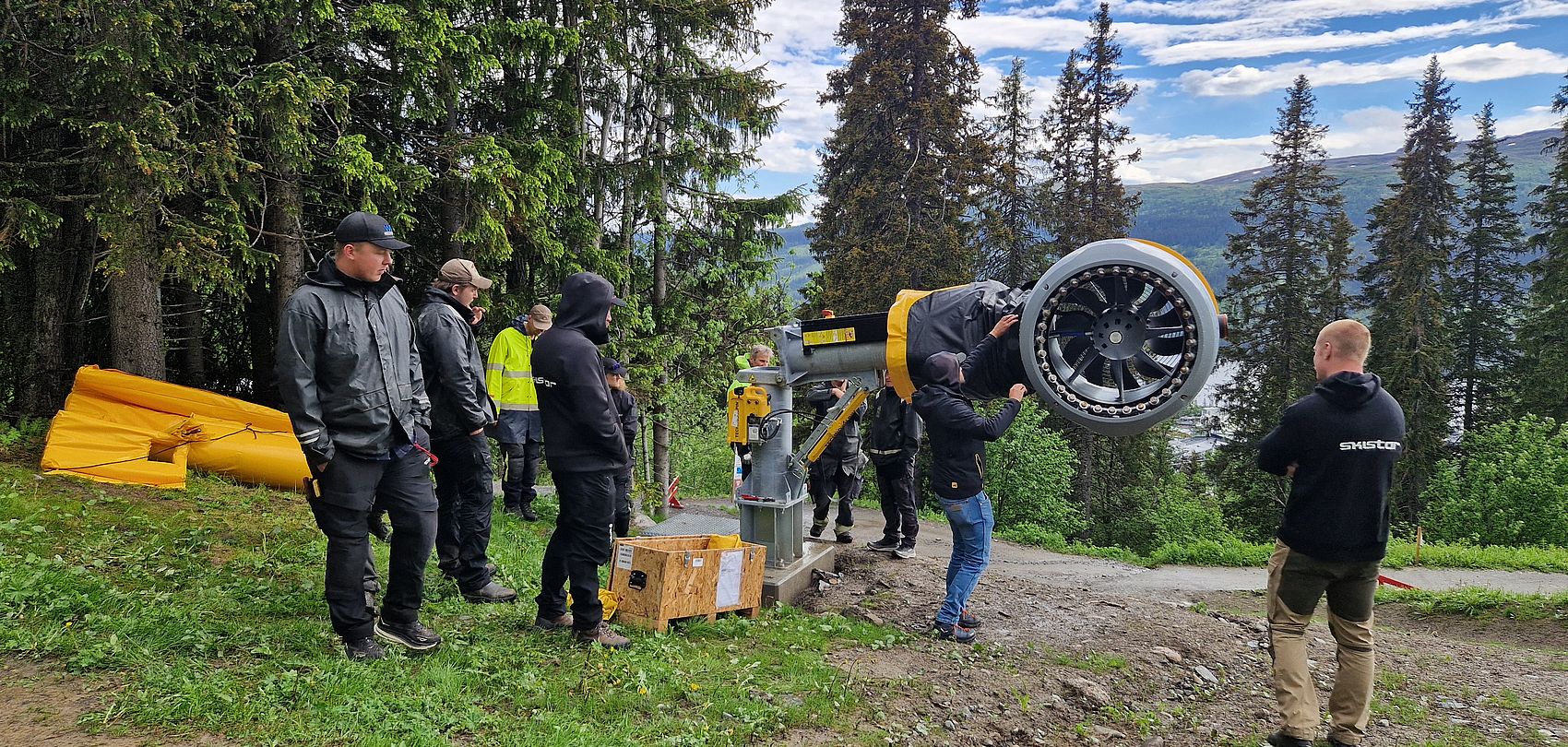 [Translate to USA:] Right next to the TT snow gun, the Academy on Tour class at the SkiStar Åre ski area is deepening its snowmaking expertise