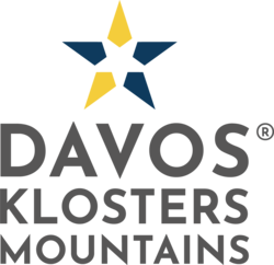 Logo Davos Klosters Mountains mit blau-gelbem Stern über grauem Schriftzug