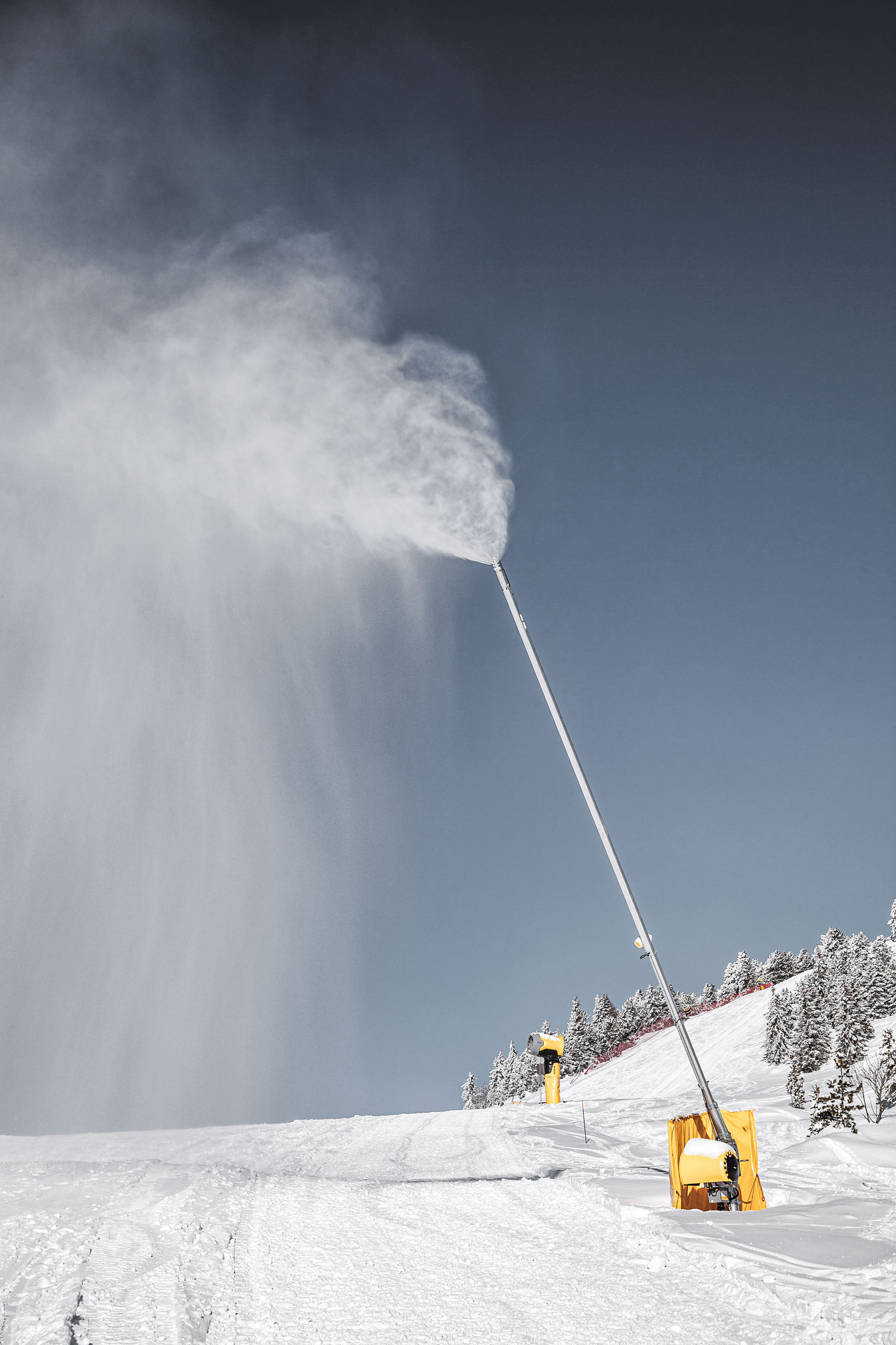 Snowlance Schneilanze von TechnoAlpin im Einsatz auf verschneiter Skipiste in den Alpen