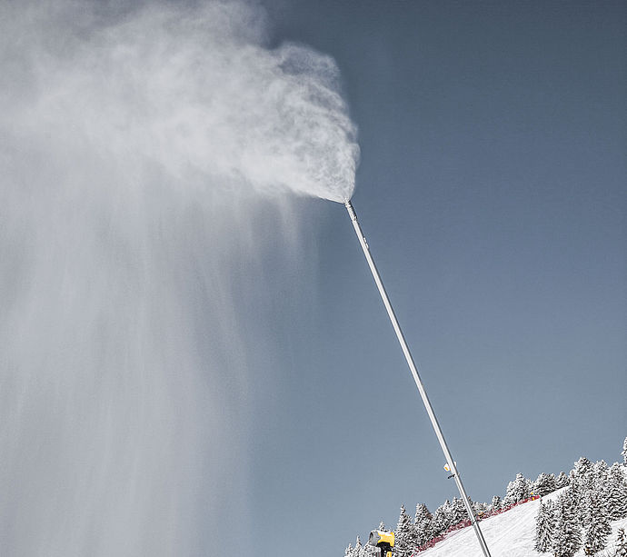 Snowlance Schneilanze von TechnoAlpin im Einsatz auf verschneiter Skipiste in den Alpen