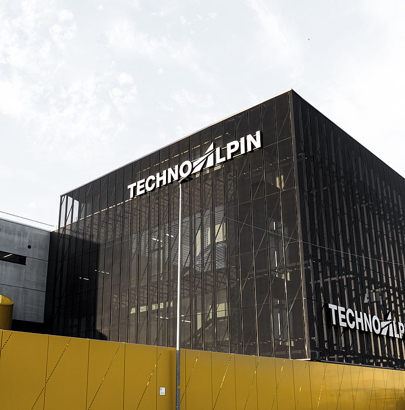 Moderne schwarz-gelbe TechnoAlpin Firmenfassade mit Logo am Hauptsitz