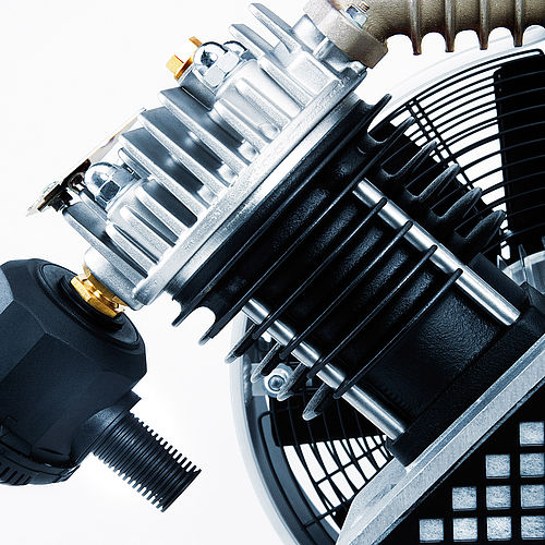 Detailansicht eines Kompressors und Ventilators einer TechnoAlpin Schneekanone