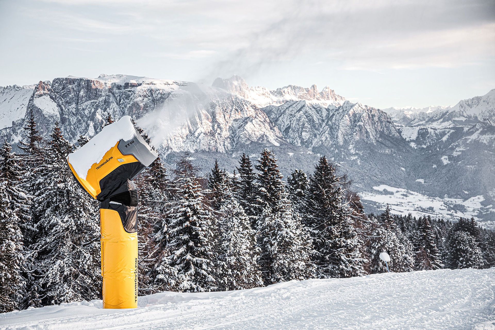 TechnoAlpin TT10 produziert Schnee mit Blick auf Dolomiten und Rosengarten