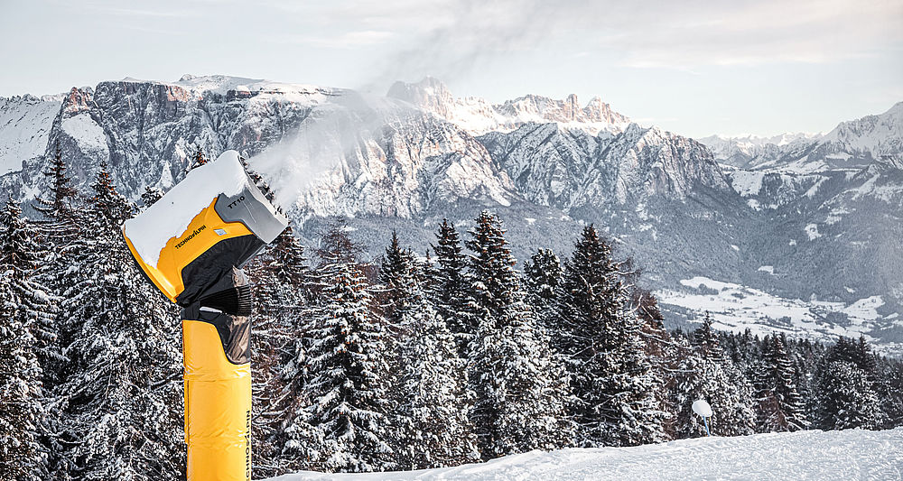 TechnoAlpin TT10 produce neve con vista sulle Dolomiti e sul Catinaccio