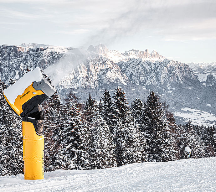 TechnoAlpin TT10 produziert Schnee mit Blick auf Dolomiten und Rosengarten