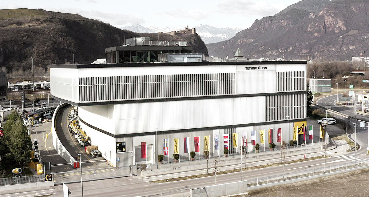 Außenansicht des TechnoAlpin Logistikzentrums in Bozen mit Flaggenparade