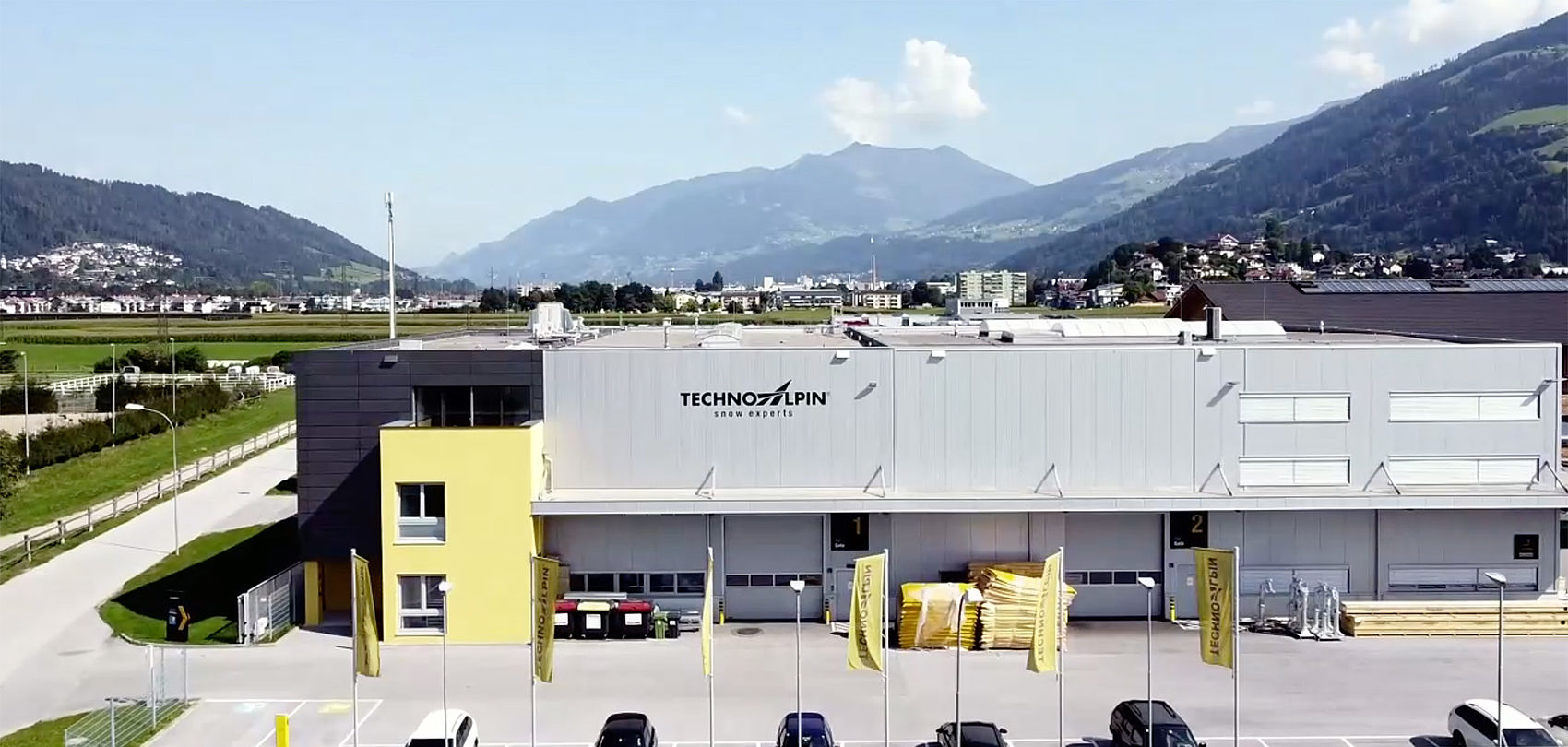TechnoAlpin Firmengebäude mit Bergpanorama im Hintergrund