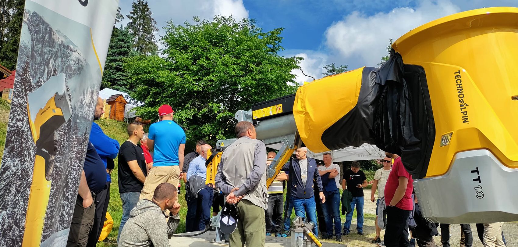 Produktpräsentation des TechnoAlpin TT10 Schneeerzeugers mit interessierten Besuchern im Freien