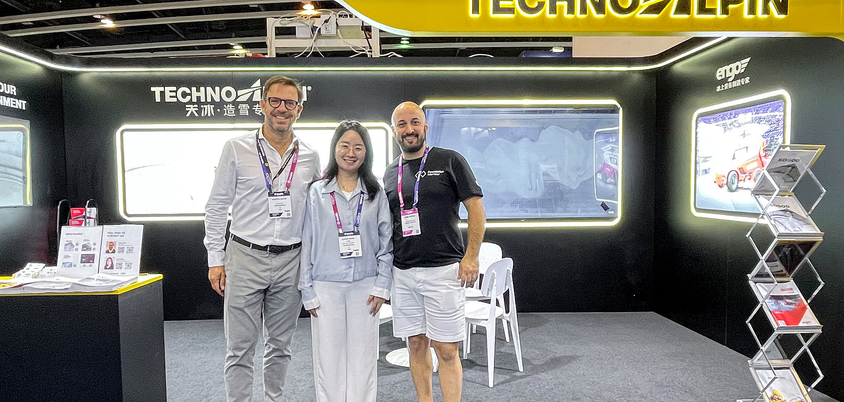 [Translate to USA:] [Translate to english:] Indoor Sales Manager Martin Raifer und Marketing Manager Sunny Shen auf dem Messestand von TechnoAlpin bei IAAPA Expo Asia 2026